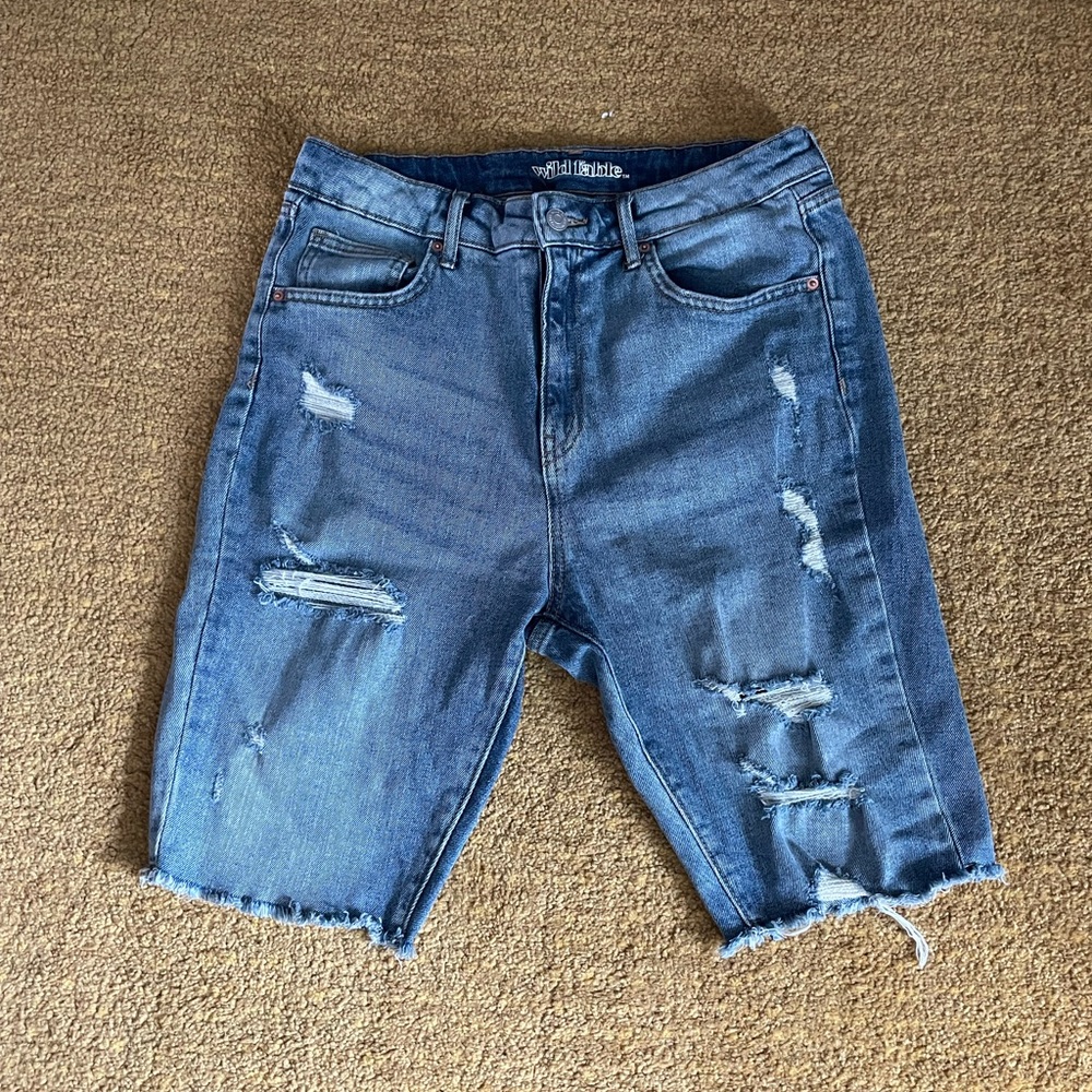 Long jean short with holes